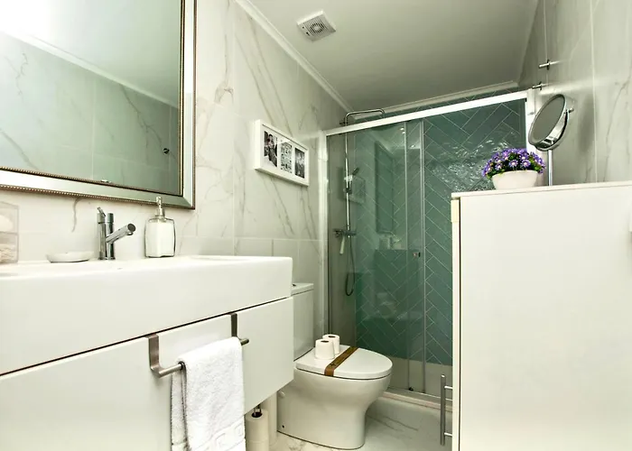 1 Quarto, Alcantara, *