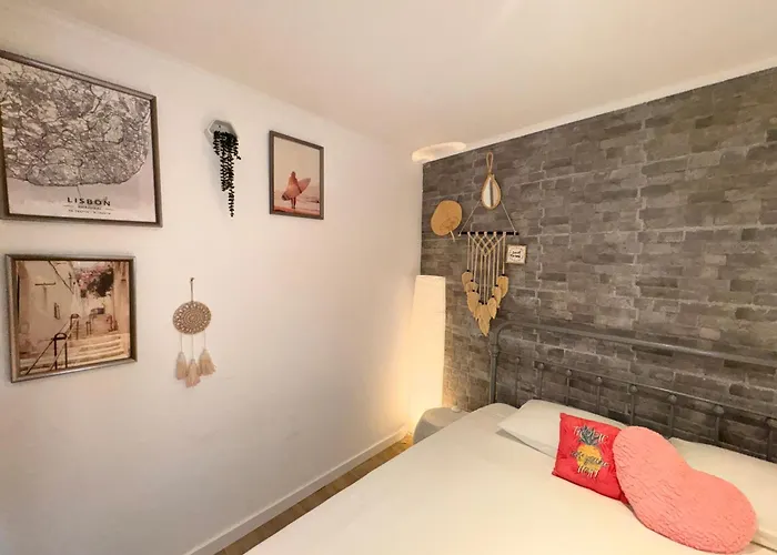 1 Quarto, Alcantara,