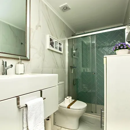 1 Quarto, Alcantara, *